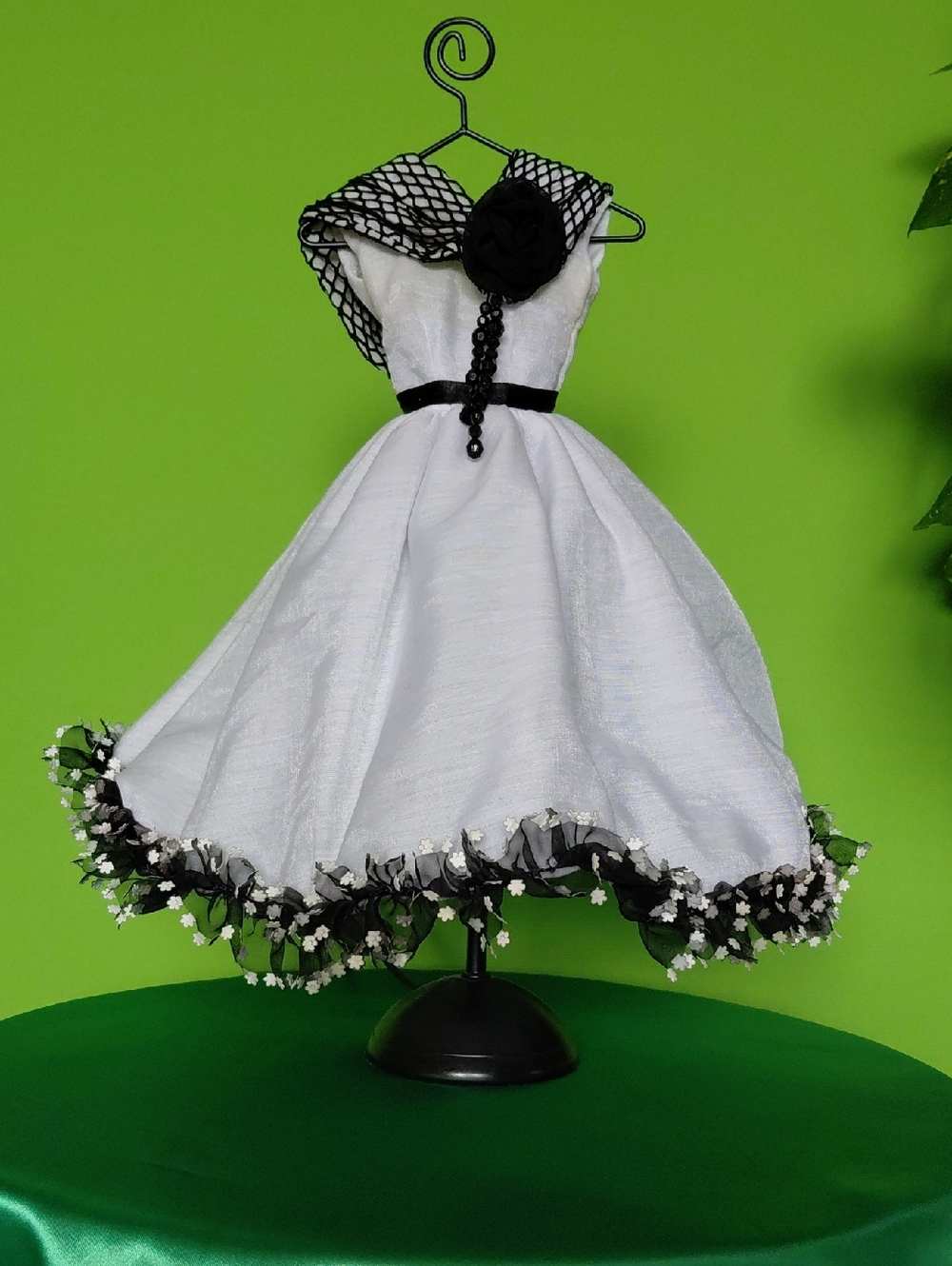 Vintage White & Black Table Lamp.